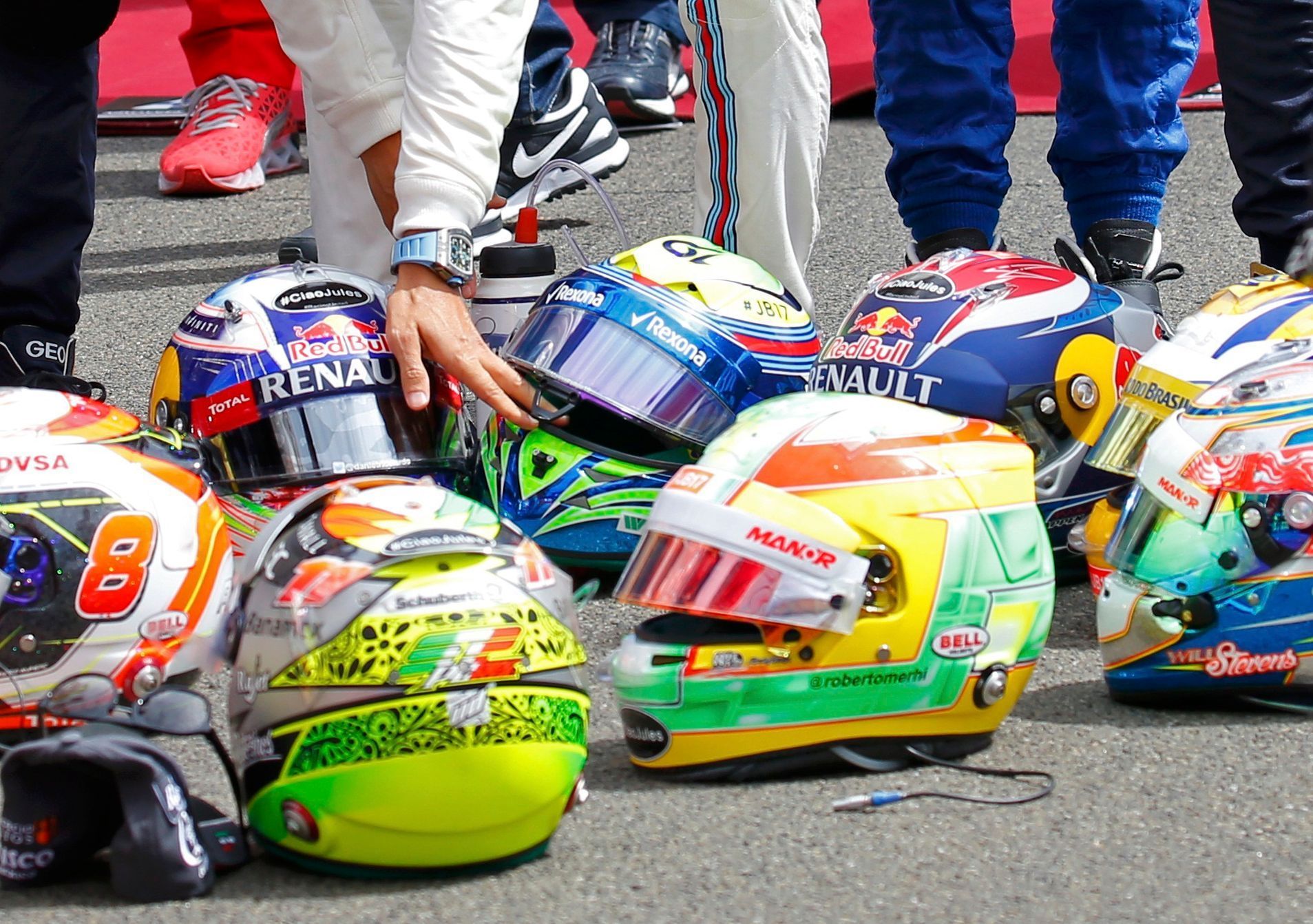 F1, VC Maďarska 2015: minuta ticha za Julese Bianchiho - helmy