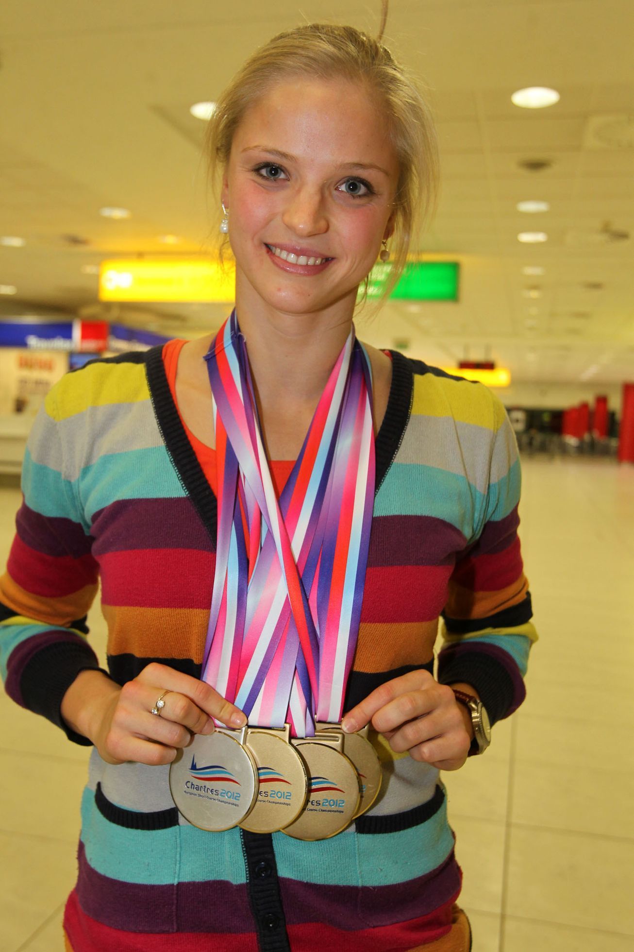 České plavkyně na letišti po příletu z ME v Chartres 2012.