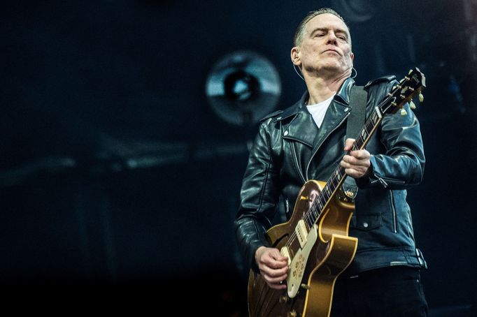 Bryan Adams při červnovém koncertu v dánském Odense.