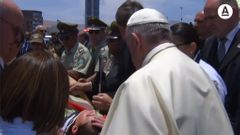 Papamobil narazil v Chile do jízdního policisty. Papež zastavil a šel zraněného uklidnit