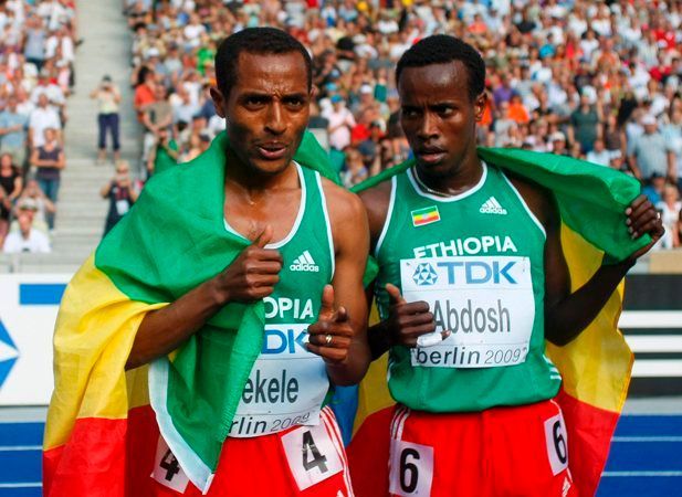 Kenenisa Bekele (vlevo)a jeho krajan Ali Abdosh slaví po doběhu pětikilometrové trati na MS v Berlíně.