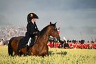 Velkolepá rekonstrukce bitvy u Waterloo. Mezi tisíci nadšenců do historie byli i Češi