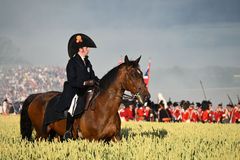 Velkolepá rekonstrukce bitvy u Waterloo. Mezi tisíci nadšenců do historie byli i Češi