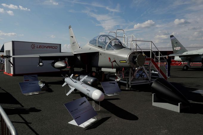 Farnborough Airshow - přehlídka letecké techniky, červenec 2018. Italský letoun Leonardo M-346FA.