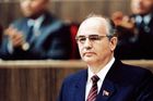Gorbačov vedl Sovětských svaz mezi lety 1985 a 1991. Období charakterizovala dvě ruská slova: perestrojka (přestavba) a glasnosť, což v tehdejším žargonu znamenalo snahu o větší transparentnost režimu a uvolnění tvrdé cenzury. Tehdy Sovětský svaz zápasil s těžkou ekonomickou krizí. Regály obchodů zely prázdnotou a nefungovalo to, čemu se v socialismu říkalo dodavatelsko-odběratelské vztahy.
