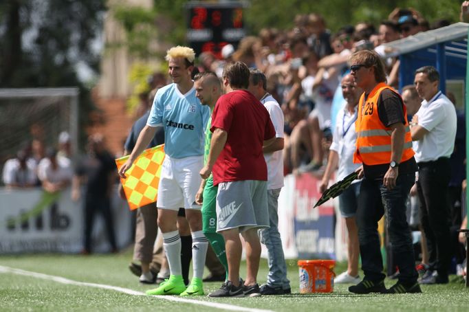 Seriálový fotbalista Julius Lavický (v podání herce Jakuba Štáfka) nastoupil za Vyšehrad na půlhodinku hry v dohráce 31. kola ČFL.