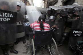 V Bolívii se demonstrující invalidé střetli s policií