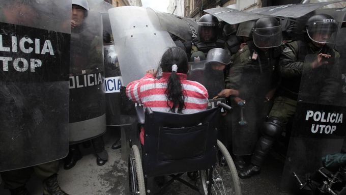 V Bolívii se demonstrující invalidé střetli s policií