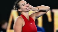 Aryna Sabalenková to dokázala. Ani v šestém duelu na letošním Australian Open neztratila set, v ostře sledovaném duelu superhvězd přetlačila Coco Gauffovou 7:6, 6:4 a podruhé v řadě si zahraje v Melbourne finále, což naposledy dokázala Serena Williamsová.