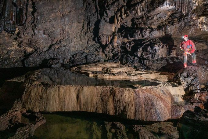 Čeští speleologové zkoumají slovinskou jeskyni Kačna jama