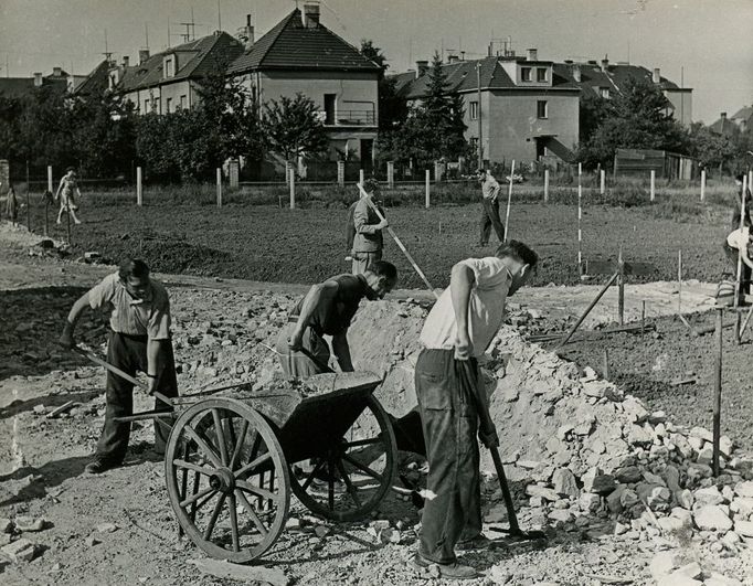 Práce při zakládání zahrádkové osady na Skalce, 1959, soukromý archiv