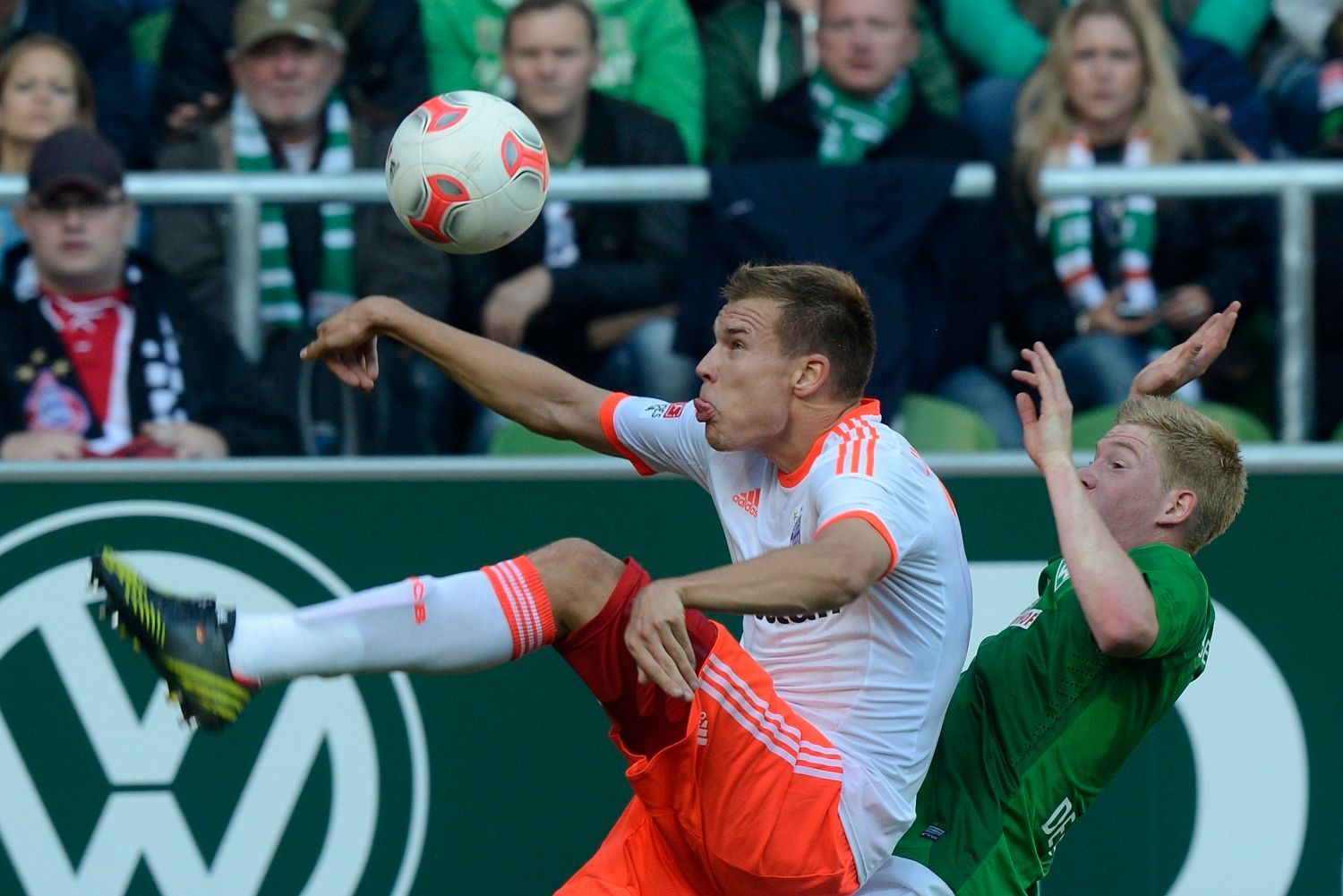 Fotbalista Werderu Brémy Kevin de Bruyne (vpravo) atakuje Holgera Badstubera v utkání Bundesligy 2012/13 s Bayernem Mnichov.