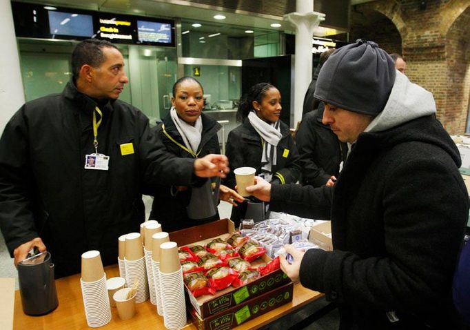 Lidem, kteří čekají na spoj na pevninu, nabízejí zaměstnanci společnosti Eurostar horké nápoje a sendviče.