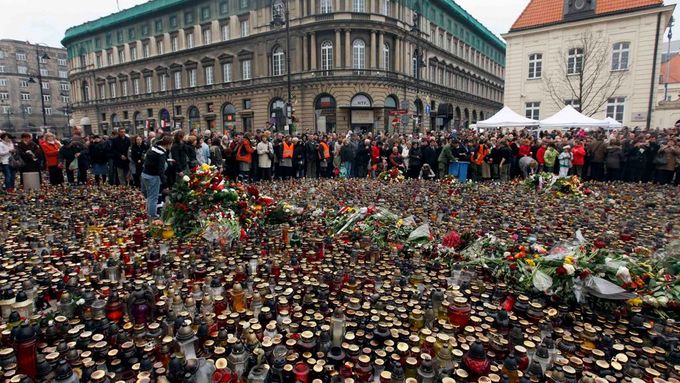 Polsko ovládl smutek. Prezidenstký palác se topí v květinách
