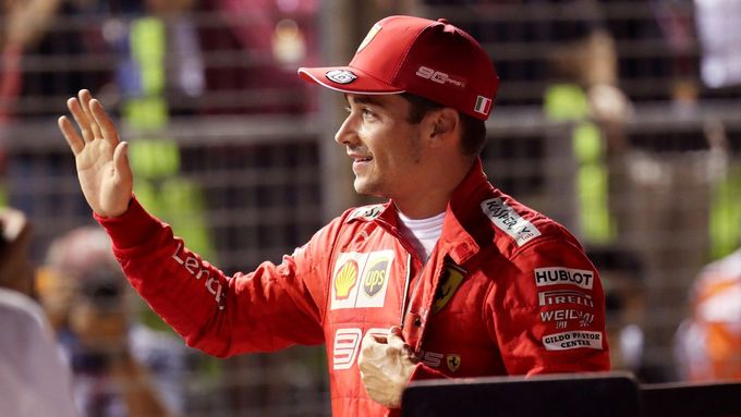 Pilot Ferrari Charles Leclerc slaví vítězství v kvalifikaci na GP Singapuru formule 1