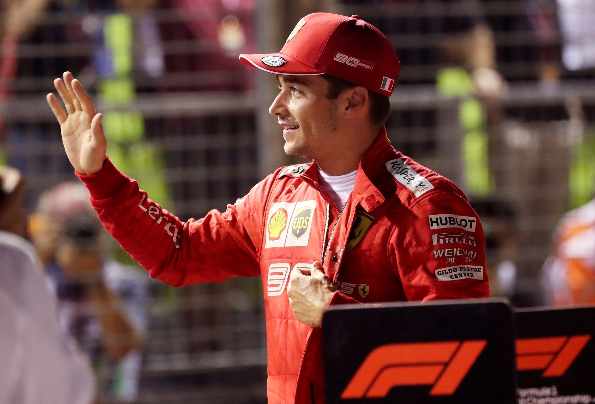 Pilot Ferrari Charles Leclerc slaví vítězství v kvalifikaci na GP Singapuru 2019 formule 1