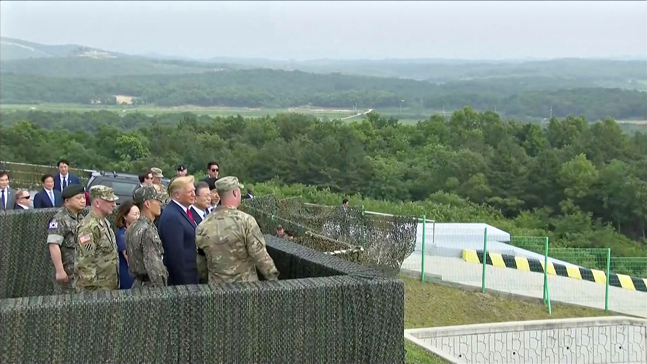 Trump na návštěvě demilitarizovaného pásma s Mun Če-inem před setkáním s Kimem