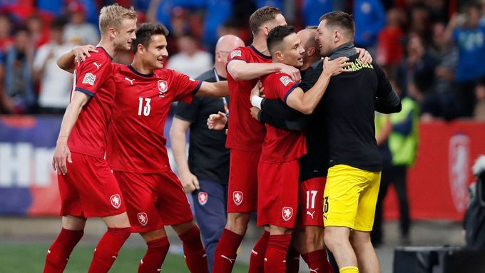Čeští fotbalisté a jejich radost v utkání proti Španělsku.