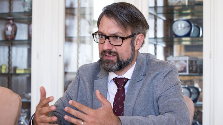 Šachy na ministerstvu obrany. Až se Landovský vrátí z NATO, nedostane původní místo