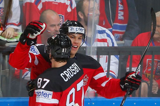 MS 2015, SF Česko-Kanada: Sidney Crosby a Taylor Hall slaví gól na 0:1