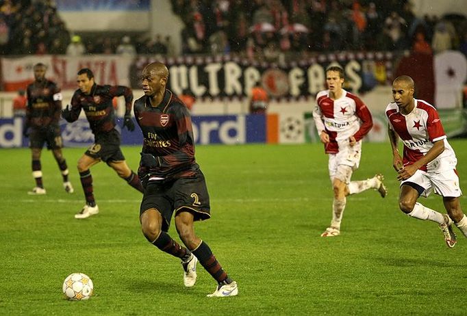 Abou Diaby (Arsenal) v úniku hráčům Slavie Praha.