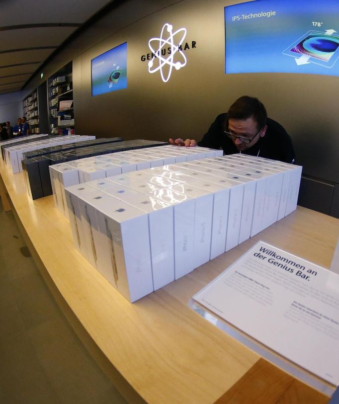 Boxes containing iPhone 5 are prepared for sale at an Apple store before its release in Munich September 21, 2012. Apple Inc's iPhone 5 hit stores around the globe on Friday, with fans snapping up the device that is expected to fuel a huge holiday quarter for the consumer giant. REUTERS/Michael Dalder (GERMANY - Tags: BUSINESS TELECOMS) Published: Zář. 21, 2012, 7:40 dop.