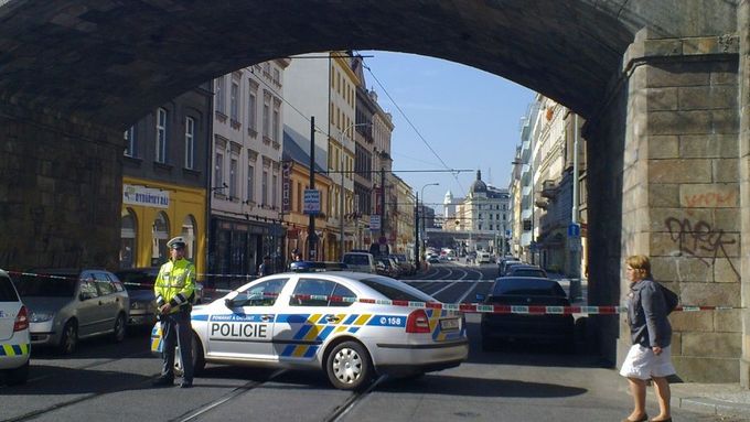 Policie uzavřela část Sokolovské ulice.