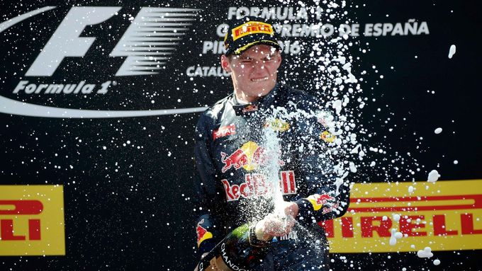 Max Verstappen by si ještě loni po GP Japonska šampaňské na stupních vítězů dát nemohl, protože mu stále nebylo 18 let. V Barceloně si v neděli sprchu "šampusem" užil.