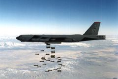 Spojené státy demonstrovaly sílu, nad Korejským poloostrovem přeletěl bombardér B-52