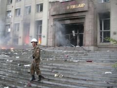Rozzuření demonstranti vypálili a poničili sídlo Mongolské lidové revoluční strany.