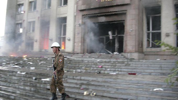 Voják před vypálenou budovou v centru Ulánbátaru, v níž sídlí ústředí vládní Mongolské lidové revoluční strany