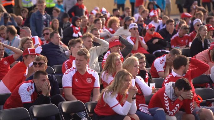 “Jsem v šoku.” Po kolapsu dánského fotbalisty Christiana Eriksena fanoušci plakali na tribunách.