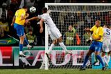 Takhle vstřeli Brazilec Lucio vítězný gól finále Poháru FIFA.