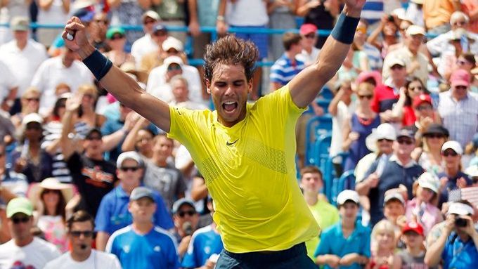 Rafael Nadal slaví triumf na turnaji v Cincinnati.