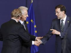 Premiéři tří zadlužených zemí, Irska, Itálie a Španělska Kenny, Monti a Rajoy, diskutují na summitu