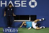 Německý tenista Bjorn Phau neustál jednu z výměn s domácím zástupcem Andy Roddickem.