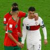 Maročané utěšují zklamaného Cristiana Ronalda po porážce ve čtvrtfinále MS 2022 Maroko - Portugalsko
