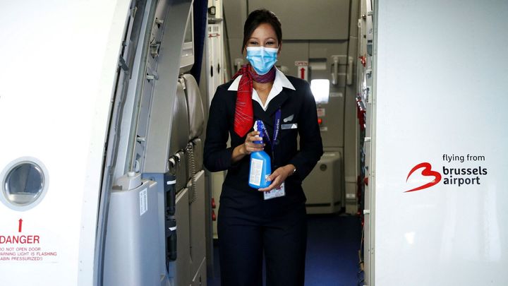 Nelétejte v kraťasech a vše neosahávejte. Letušky varují před běžnými zvyky pasažérů; Zdroj foto: Reuters