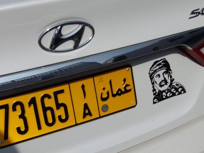 Poznat, ke kterému státu se majitelé aut hlásí, není těžké. Často totiž vedle SPZ pomůže i podobenka oblíbeného ománského sultána.