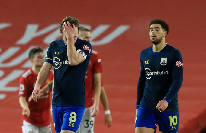 James Ward-Prowse a Che Adams odcházejí po výprasku na hřišti Southamptonu