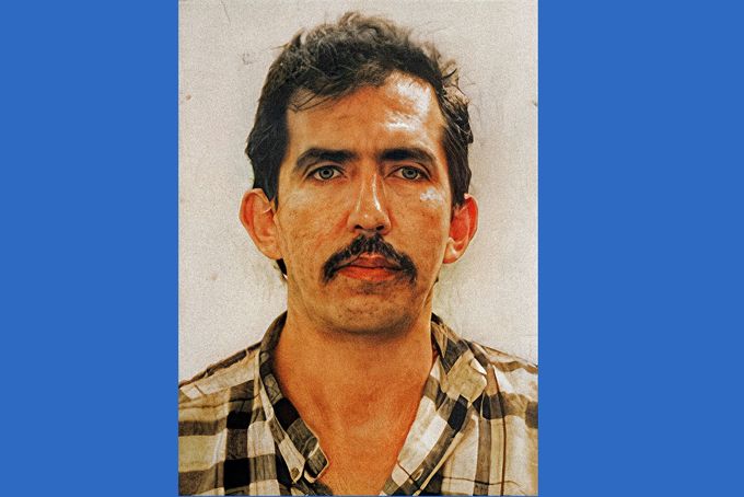 Kolumbijský sériový vrah Luis Garavito na policejní fotografii. Nedatováno Koláž