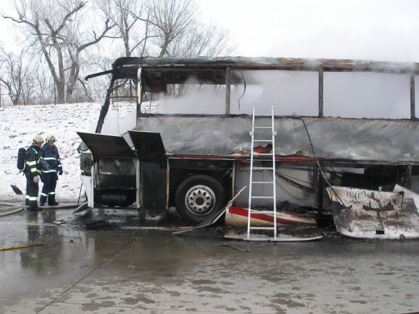 Požár autobusu na D11