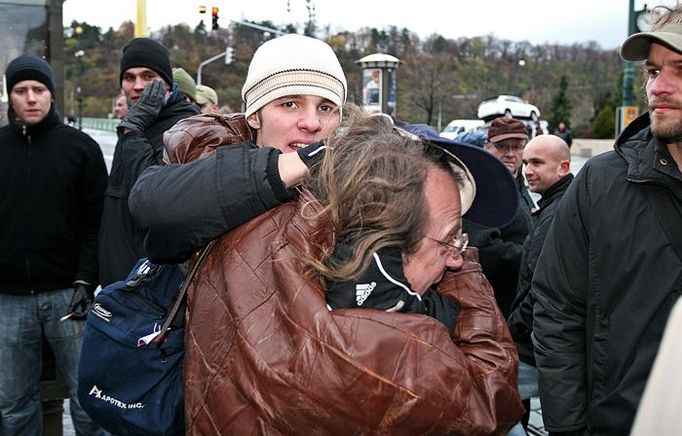 Před právnickou fakultou, kde postávali neonacisté, udeřil mladík po jedné takové slovní výměně názorů muže v kožené bundě.