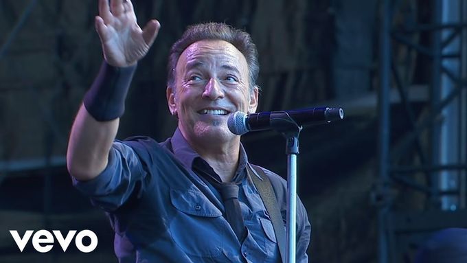 V Lipsku roku 2013 zahrál Bruce Springsteen s E Street Bandem na přání You Never Can Tell od Chucka Berryho.