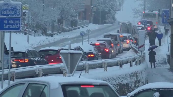 Sníh paralyzoval Rychnov nad Kněžnou. Město zažívá dopravní kolaps