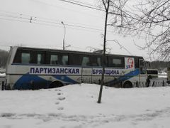 "Partizánské Brjansko za Putina" hlásá autobus.
