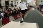 Video: Pražská ulice se změnila ve skateboardovou arénu