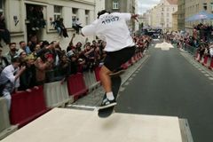 Video: Pražská ulice se změnila ve skateboardovou arénu