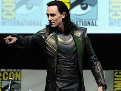 Tom Hiddleston coby Loki pózuje fanouškům.