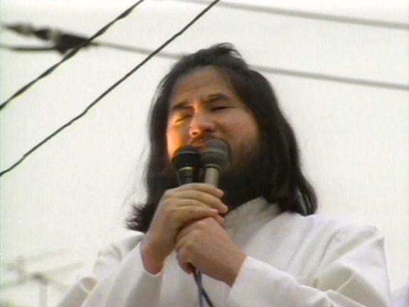 Asahara káže, lidé naslouchají.